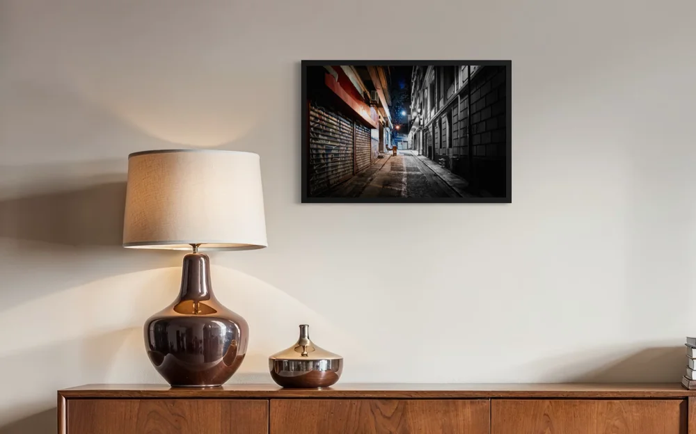 Tirage fine-art encadré dans un intérieur.