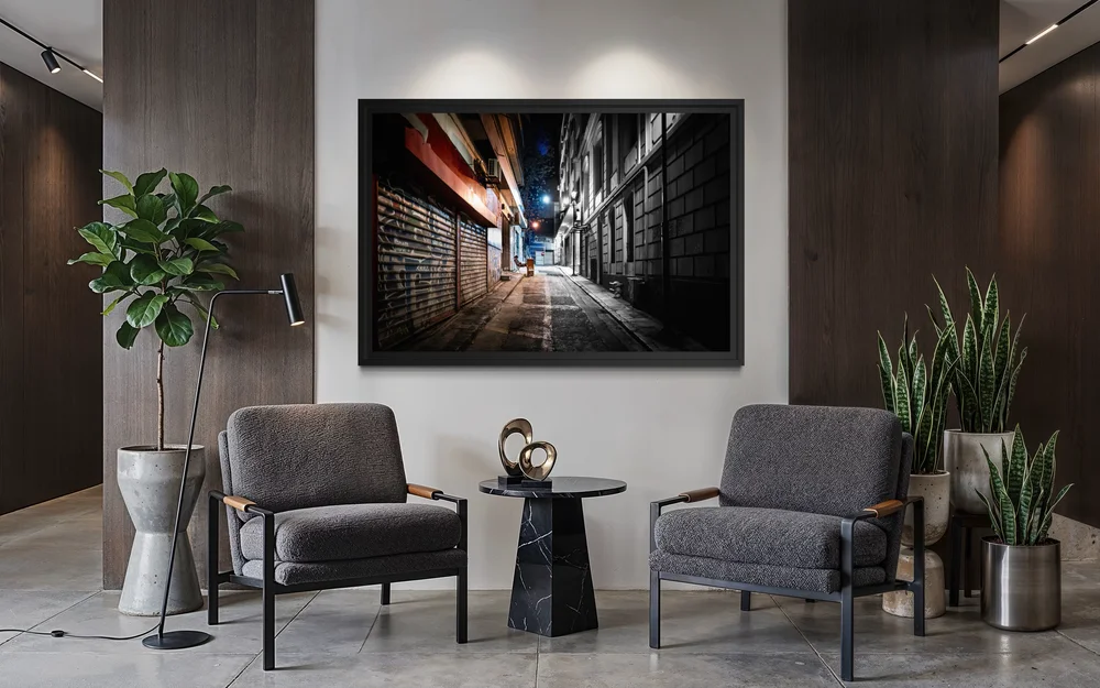 Tirage monumental encadré dans un intérieur.