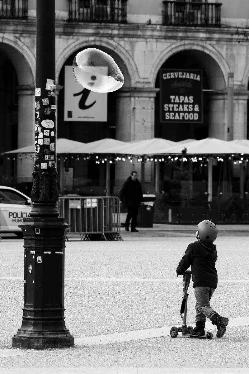 Photograph “BUBBLE BOY”, Lisbon, Portugal (December 2023).