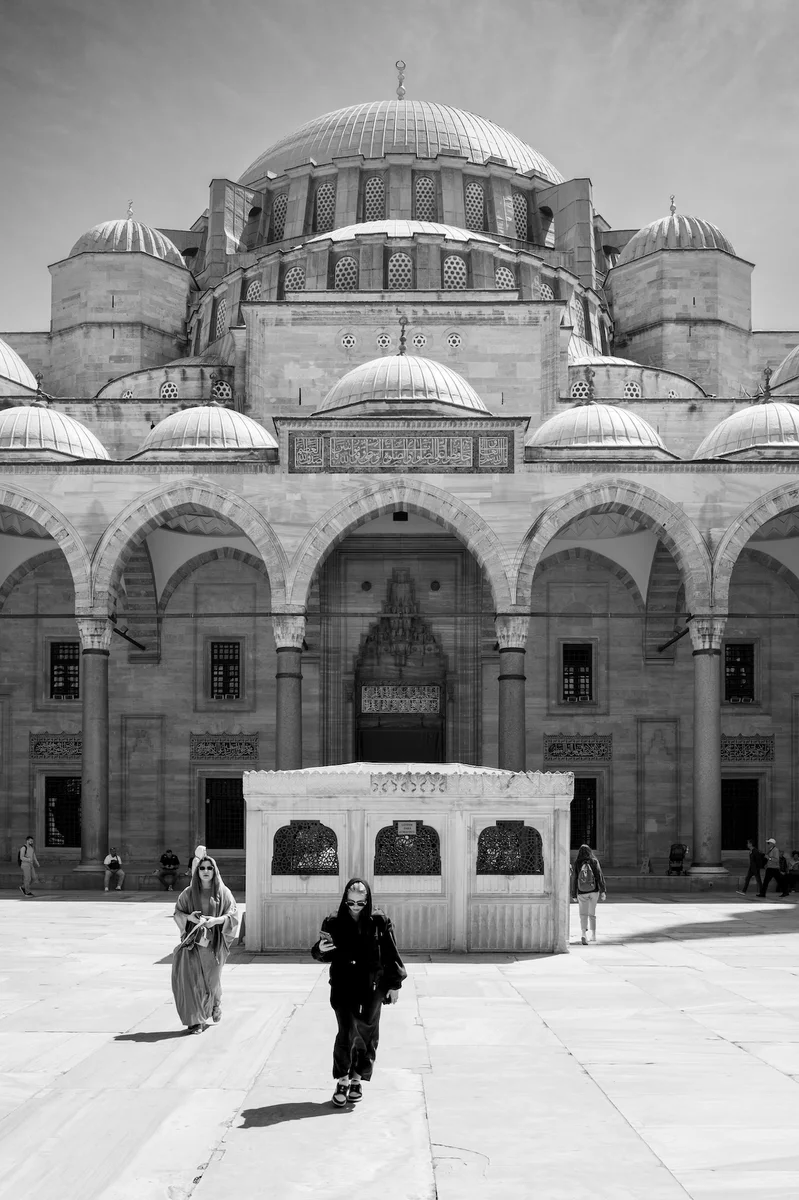 Photograph “MOSQUE FASHION”, Istanbul, Turkey (April 2025).