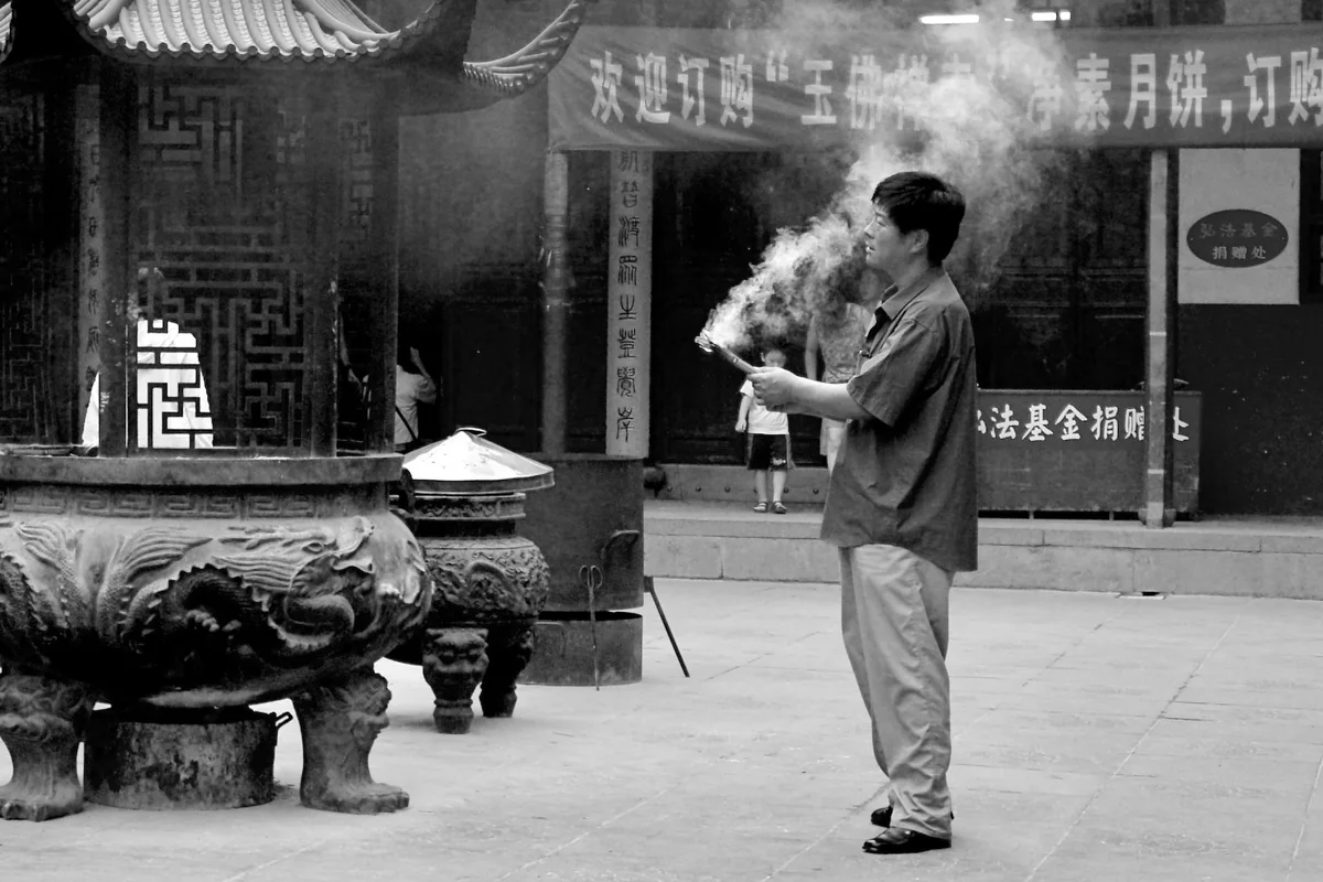 Photograph “PRAYING”, Shanghai, China (August 2005).