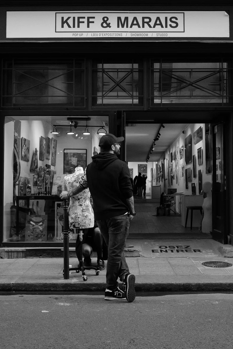 Illustration de l’exposition « Capsules @ Kiff & Marais ».