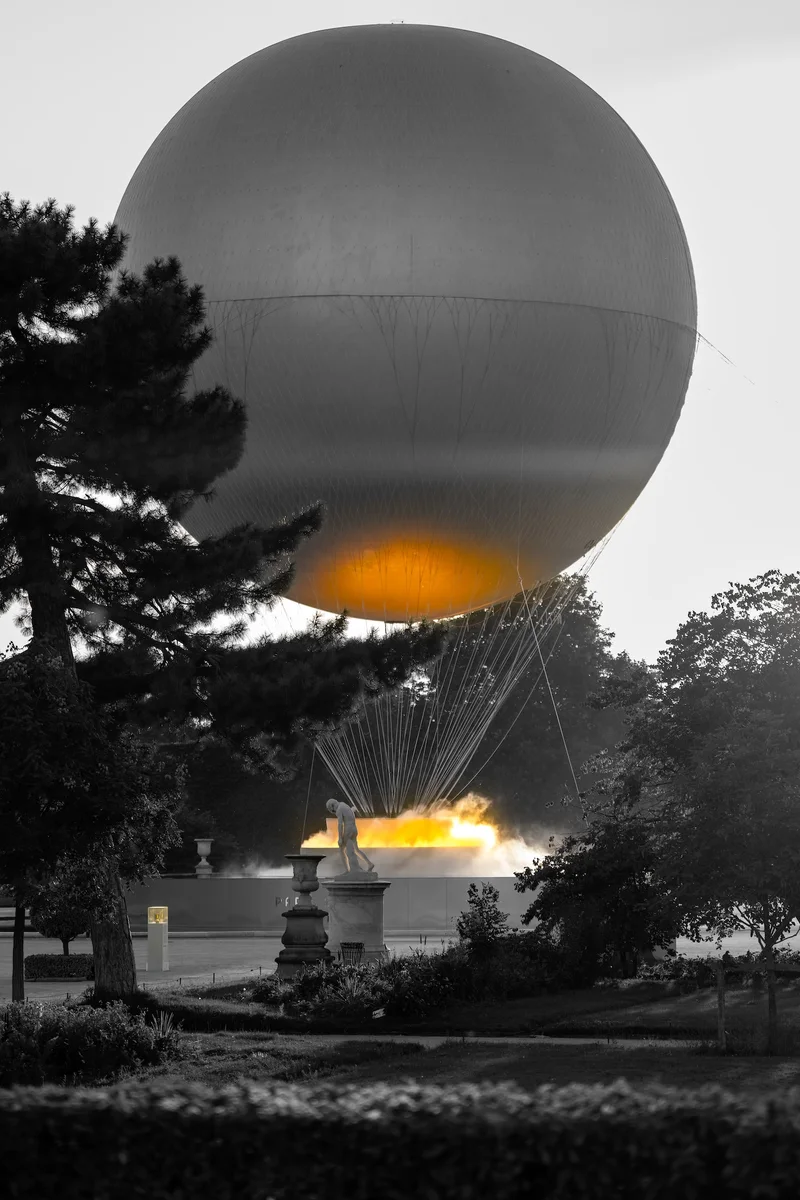 Photograph “FLAMMES”, Paris, France (August 2024).
