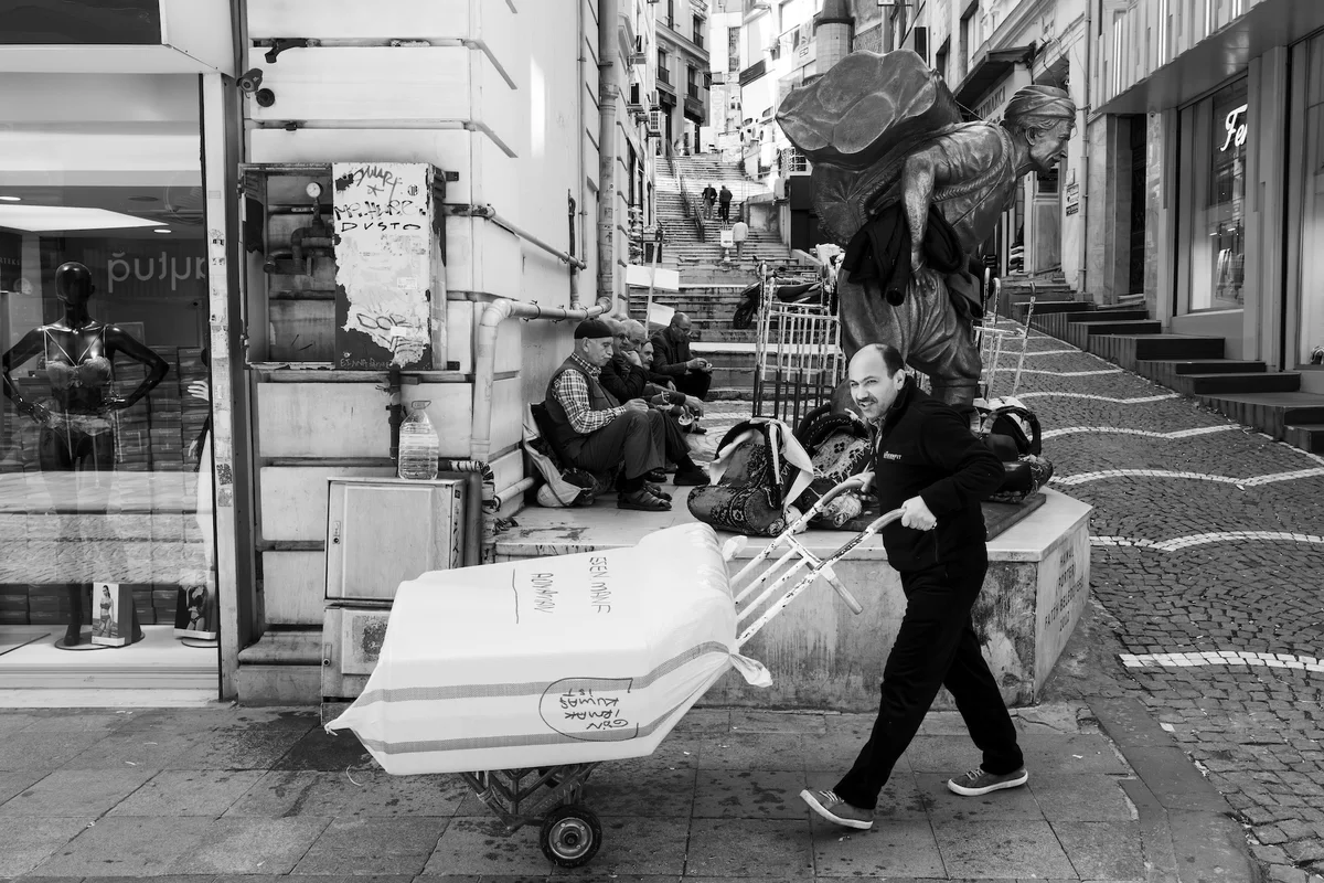 Photograph “LOADS”, Istanbul, Turkey (April 2025).