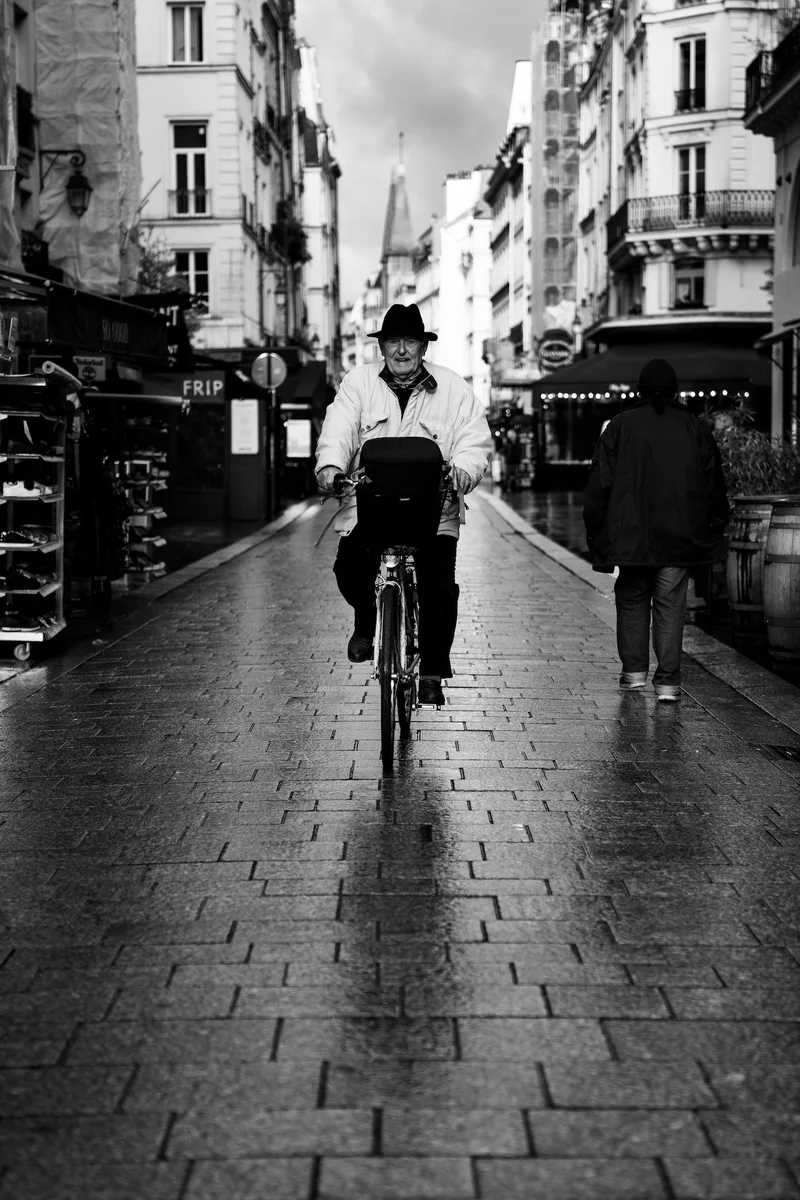 Photograph “LA BELLE VIE”, Paris, France (November 2023).